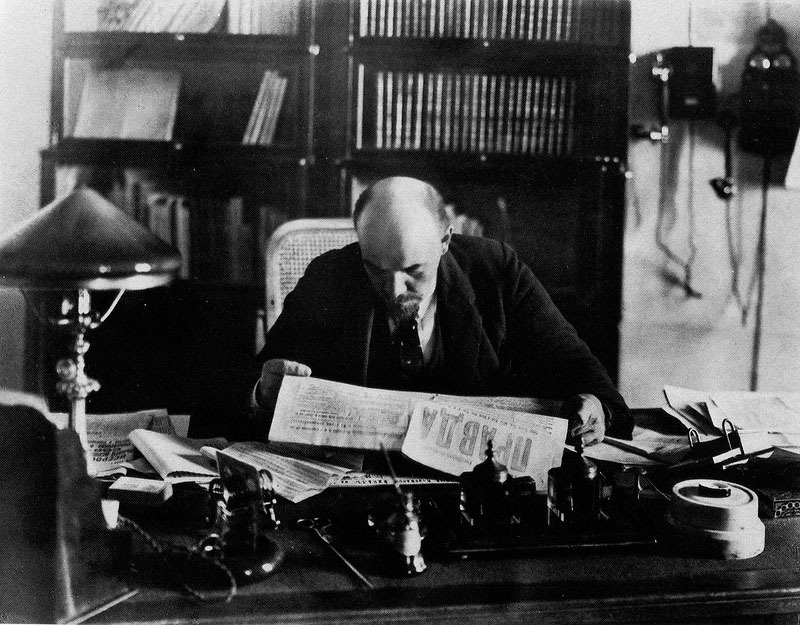 Lenin_reads_Pravda_Newspaper