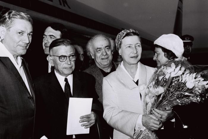 Flickr_-_Government_Press_Office_(GPO)_-_Jean_Paul_Sartre_and_Simone_De_Beauvoir_welcomed_by_Avraham_Shlonsky_and_Leah_Goldberg