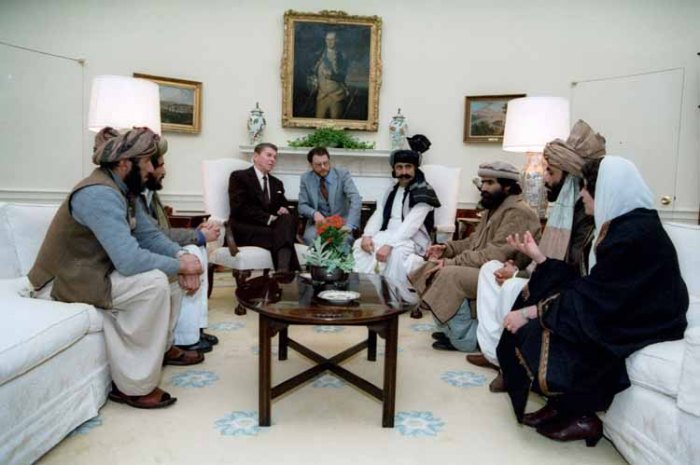 Reagan_sitting_with_people_from_the_Afghanistan-Pakistan_region_in_February_1983 (2)